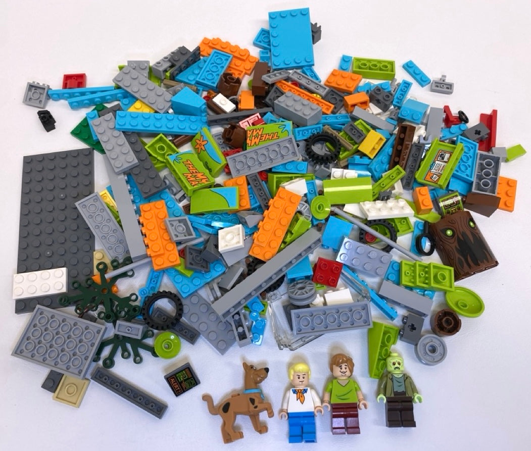 LEGO Scooby Doo The Mystery Machine Set #75902 with Instructions and Minifigures