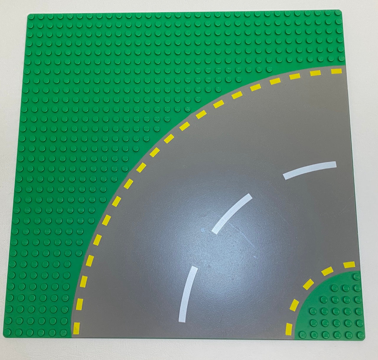 LEGO Baseplate 32x32 Green 6-Stud Curve Road with Yellow Markings