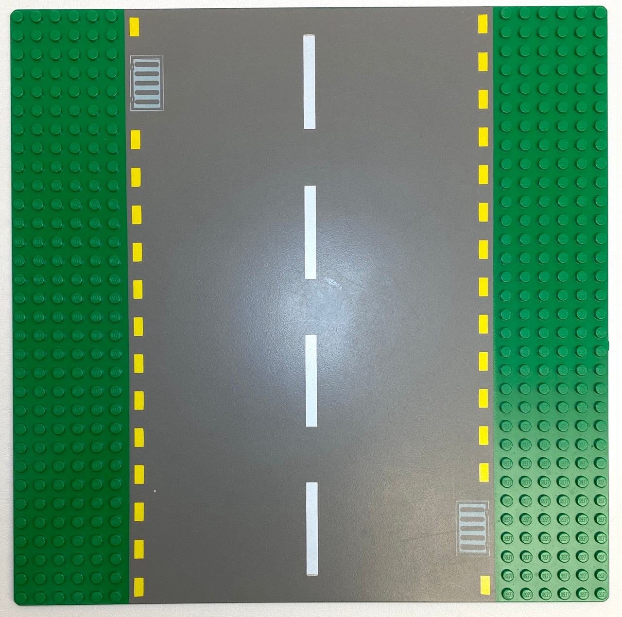 LEGO Baseplate 32x32 Green 6-Stud Straight Road with Yellow Markings