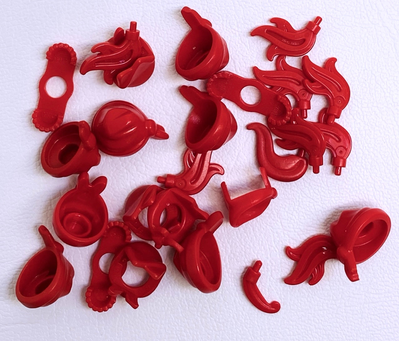 LEGO Red Minifigure Accessory Fun Pack Mixed Bandanas Feather Plumes Epaulettes