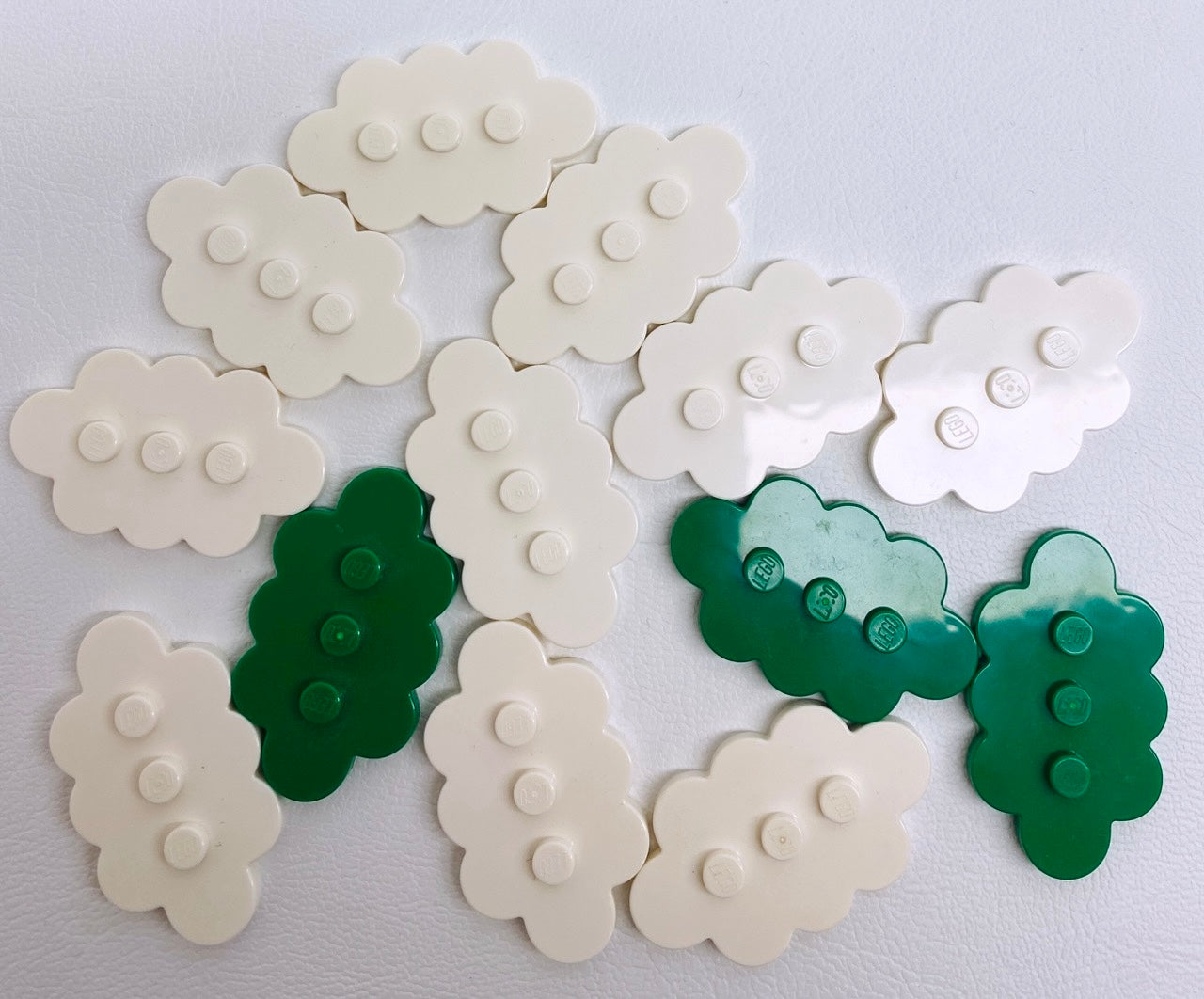 LEGO Cloud Shape Tile 3x5 Pack of 14 White / Green / Bright Green