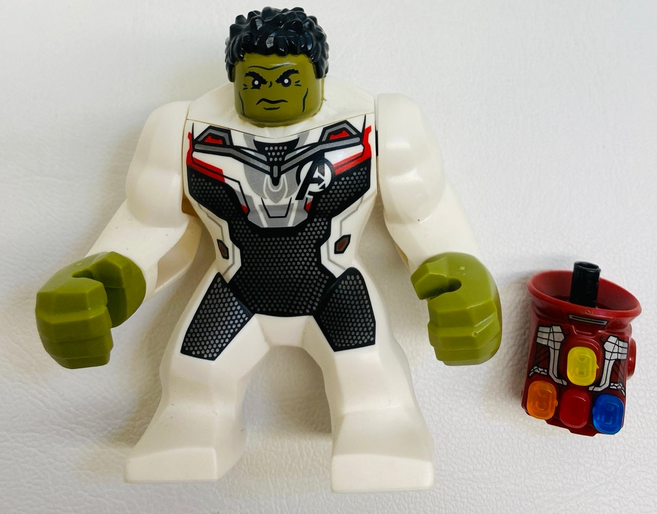 LEGO Marvel Superheroes Hulk Giant Figure / Minifigure with Infinity Gauntlet and Stones