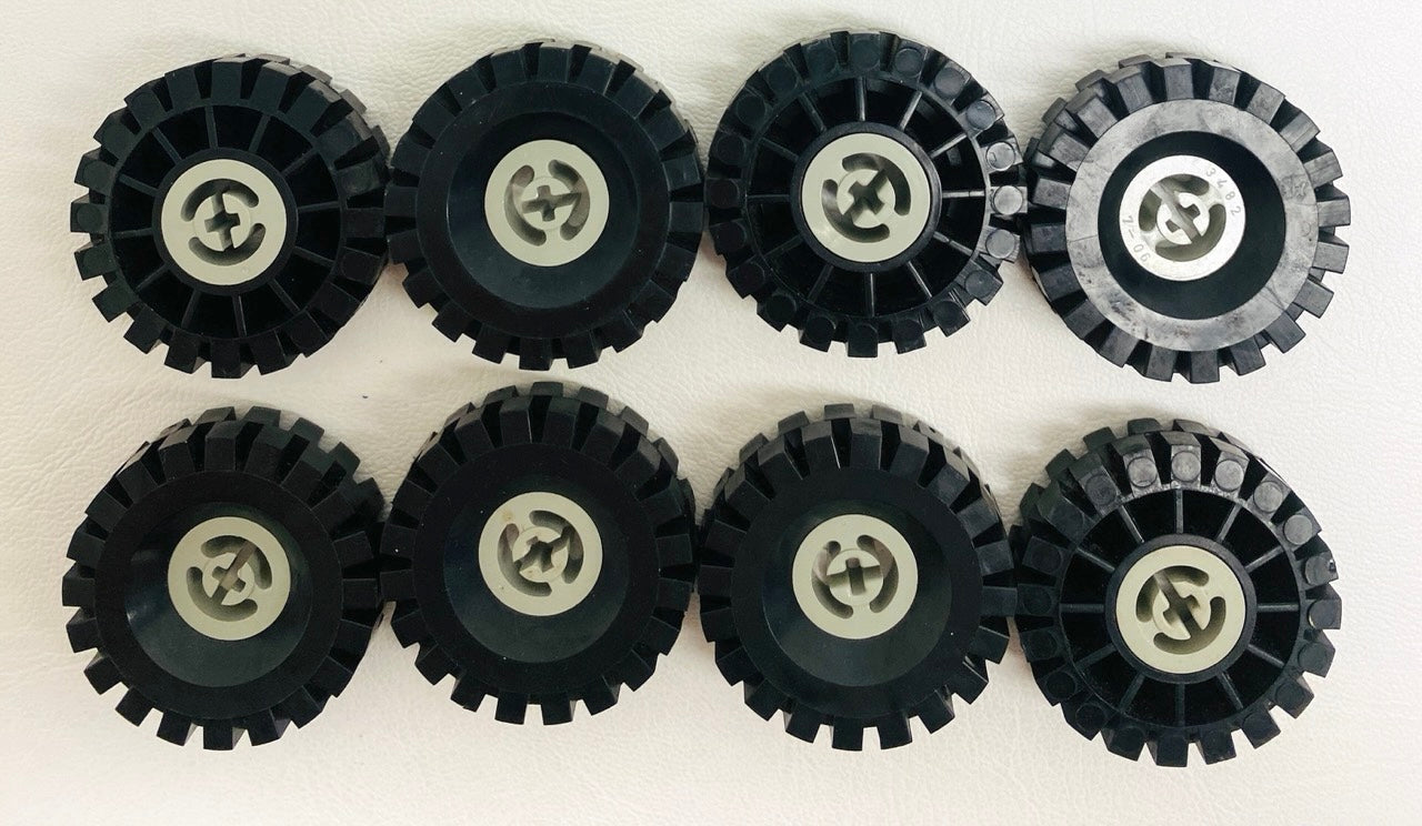 LEGO Vintage Technic Wheel Pack of 8 With Light Grey Hubs (Old Shade)