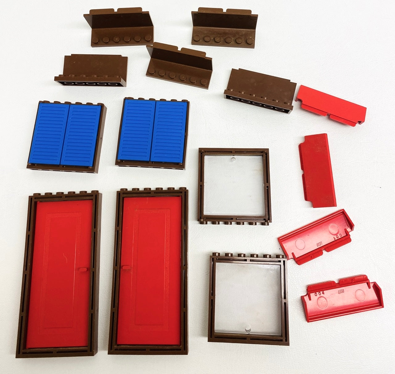 LEGO Homemaker Vintage Door and Window Fun Pack Brown / Red / Blue