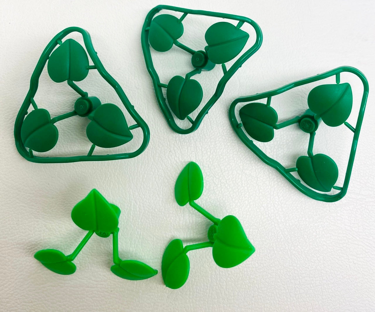 LEGO Plants Stem with Stud and 3 Leaves Fun Pack Including BRAND NEW Pieces