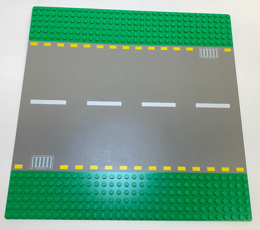 LEGO Baseplate 32x32 Green 6-Stud Straight Road with Yellow Markings
