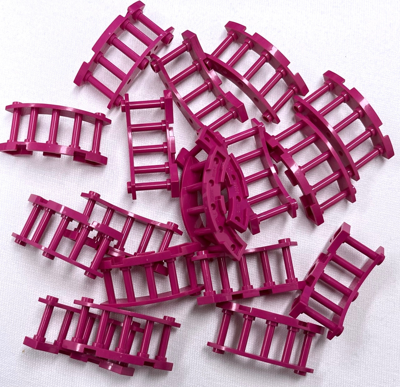 LEGO Magenta Fence 4x4x2 Quarter Round Spindled Pack of 18