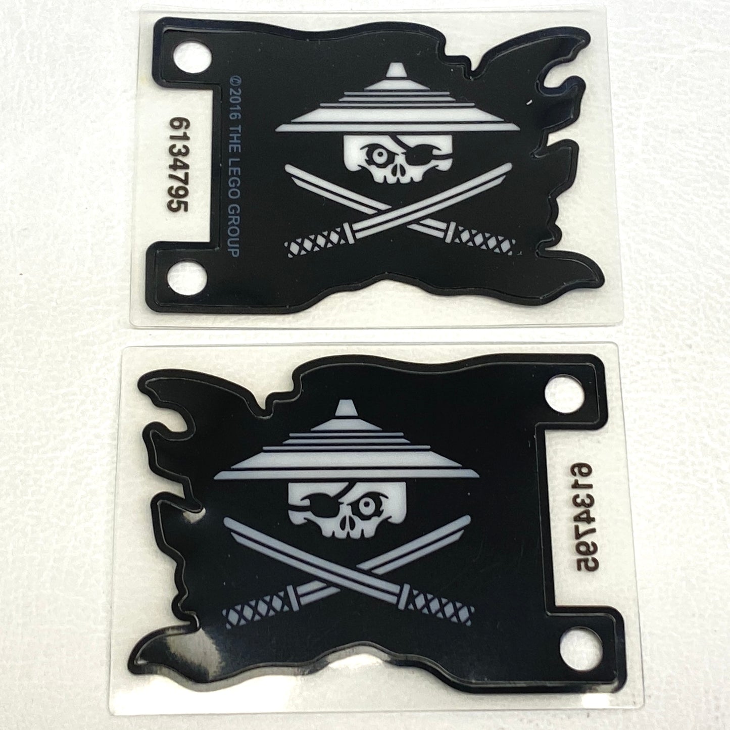 LEGO Ninjago / Pirates BRAND NEW Plastic Flag Fun Pack of 2
