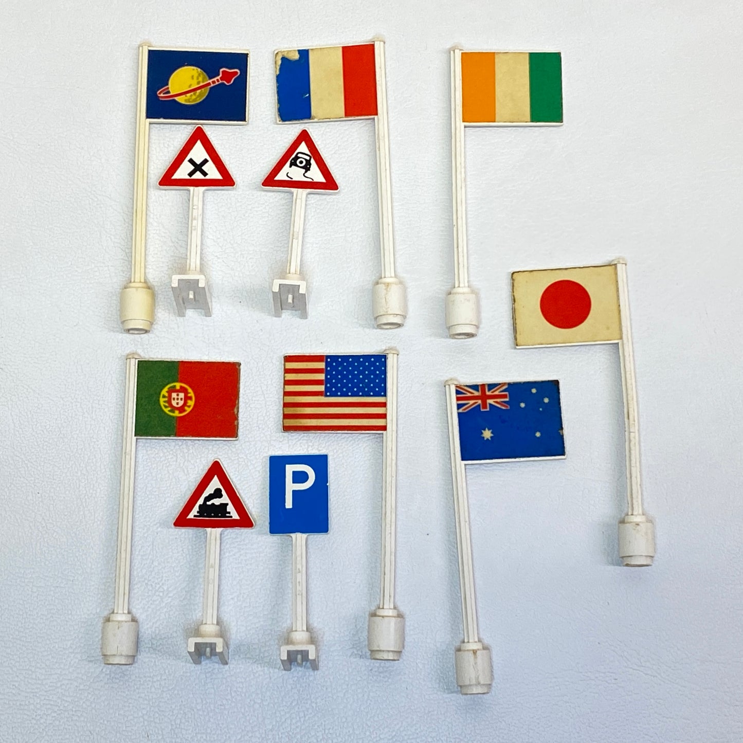 LEGO Vintage Mixed Flags & Street Signs Fun Pack