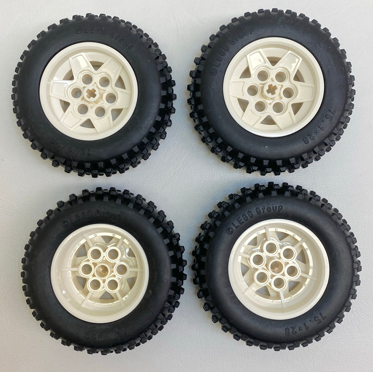 LEGO Technic Wheel 43.2x26 Pack of 4 White with 75.1x28 Black Tyres