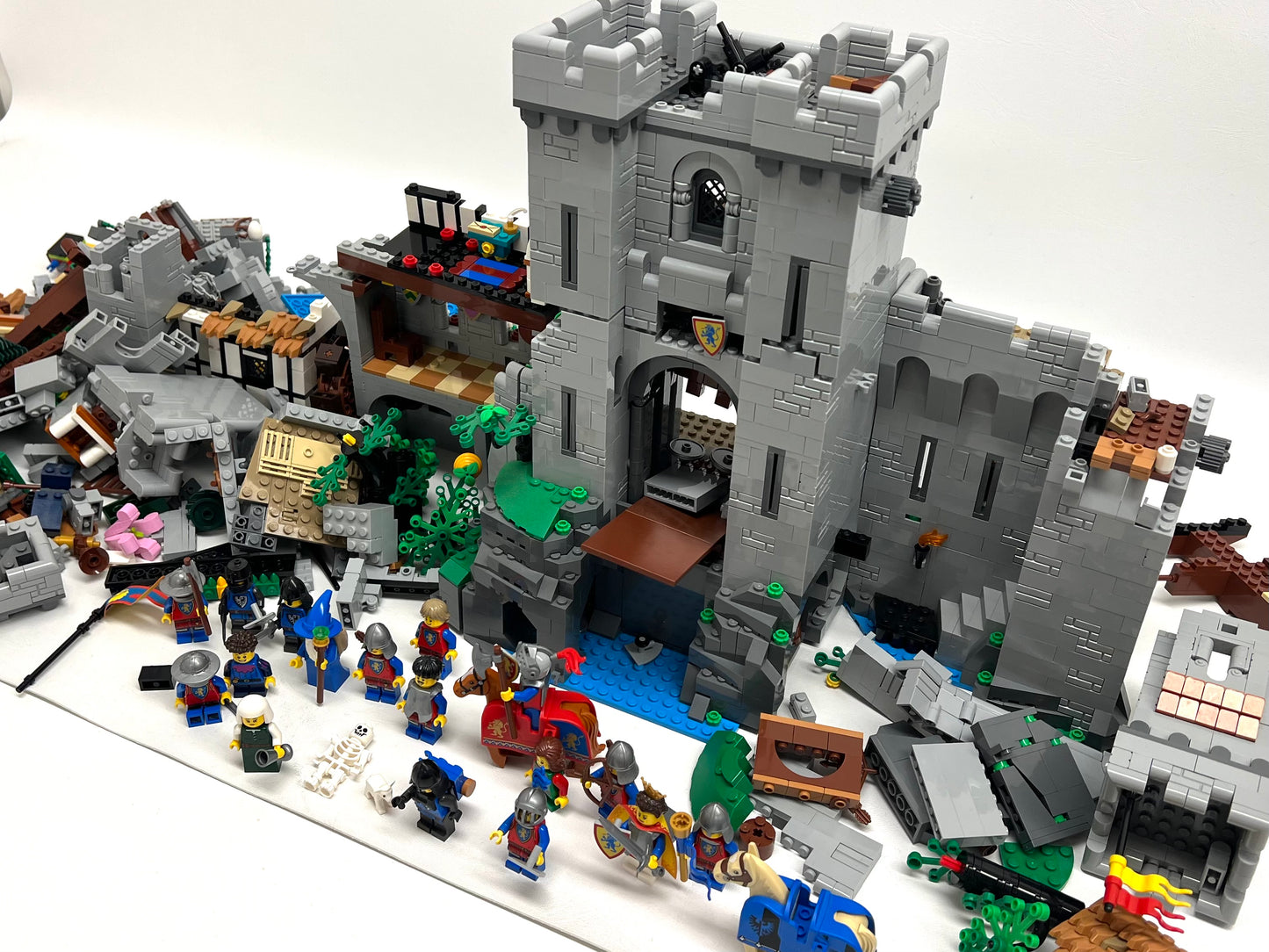 RARE!  LEGO Lion Knights' Castle Set #10305 As pictured